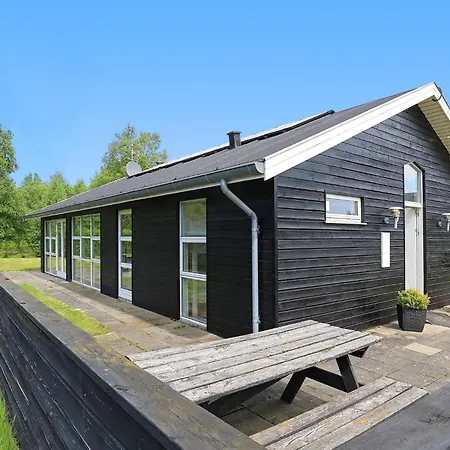 8 Person In Hals-by Traum Hals