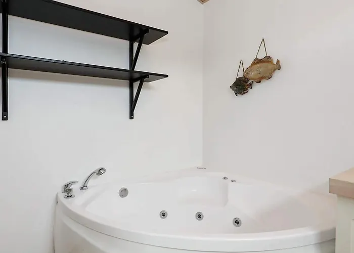 8 Person In Hals-by Traum * Hals